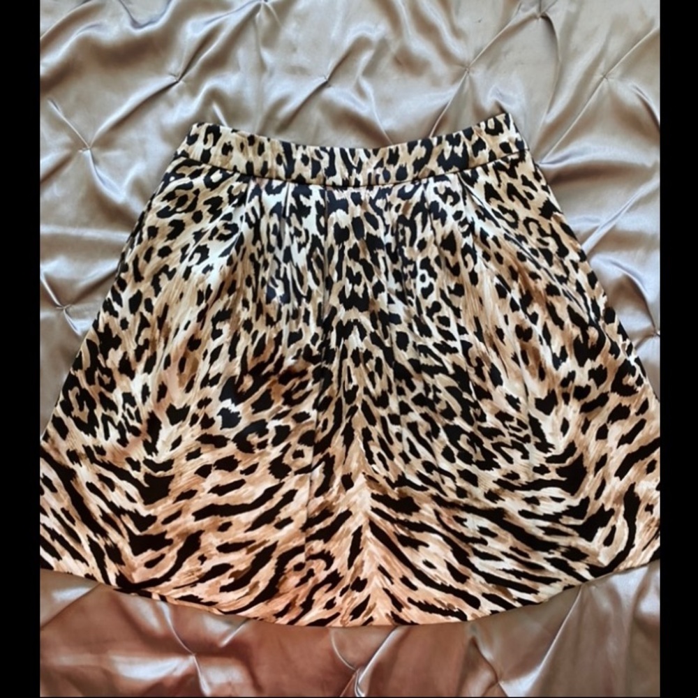 WHBM Leopard print pleated satin skirt w/ pockets